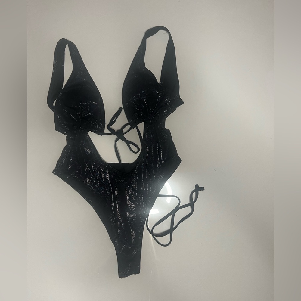 SHEIN Preowned black backless 1piece bathing suit with shiny snakeskin print